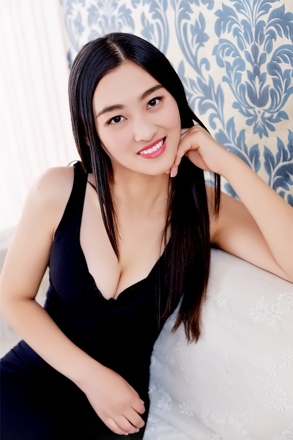 Single girl SiQi (Clara) 24 years old