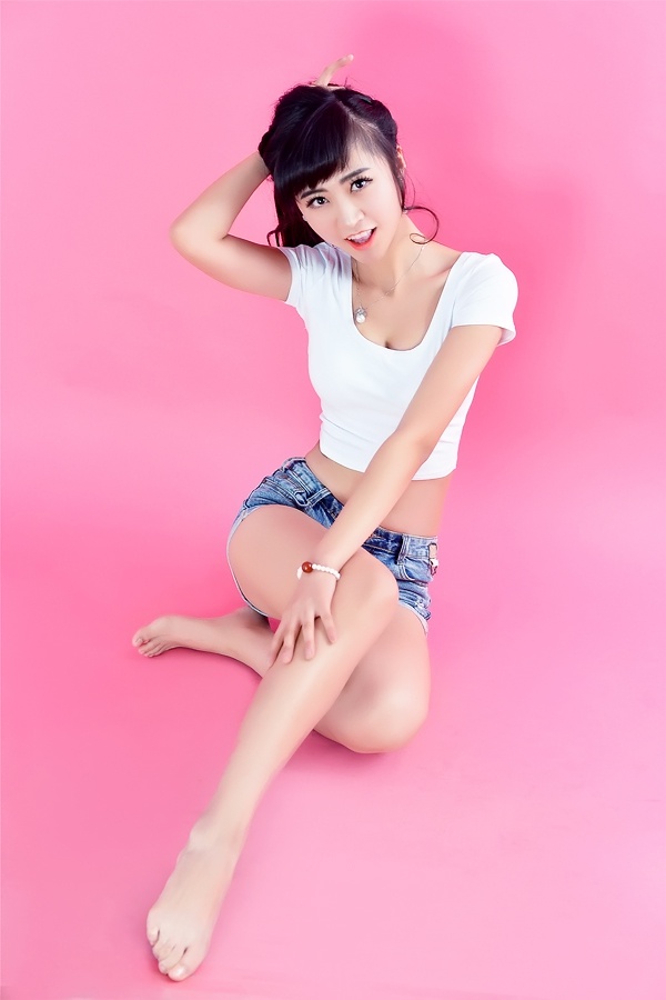 Single girl YiLin (Hebe) 23 years old