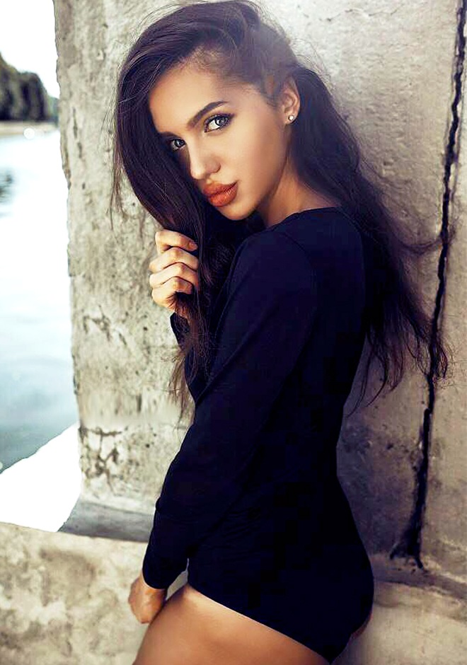 Single girl Emilia 20 years old